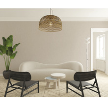 Wohnzimmer mit Sofa, Tisch, Stuhl, Lampe und Zimmerpflanze.