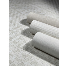 Drei Rollen Textiltapeten auf einem Boden mit Fischgrätmuster