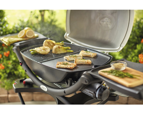 Grill Weber avec poisson et légumes préparés sur la grille