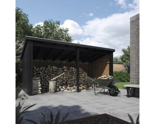 Brennholzunterstand mit Holz, Axt und Schubkarre im Garten