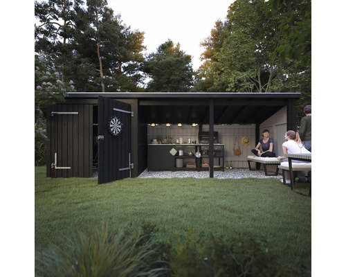 Gartenszene mit Gartenhaus, Aussenküche und entspannten Menschen