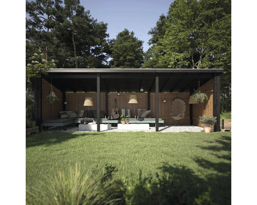 Überdachte Holzterrasse mit Sitzgelegenheiten und Dekoration im Garten