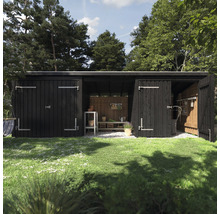 Schwarzes Gartenhaus mit offenen und geschlossenen Türen im Garten.
