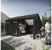 Schwarzes Gartenhaus mit geöffneten Türen, Werkzeugwand und sitzenden Personen im Garten