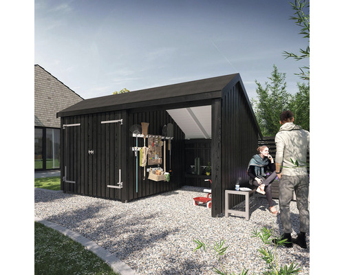 Schwarzes Gartenhaus mit geöffneten Türen, Werkzeugwand und sitzenden Personen im Garten