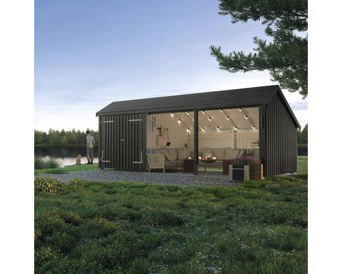 Gartenhaus mit Sitzecke, Beleuchtung und Person am See