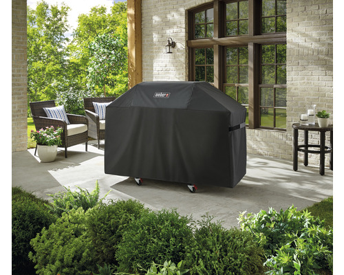 Gril Weber avec housse de protection sur une terrasse