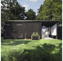 Gartenhaus mit Holzwand, Wäscheleine und Roller auf einer Rasenfläche.