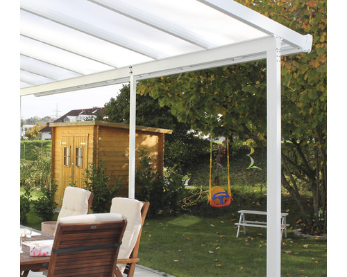 Pergola de terrasse dans jardin avec abri de jardin, balançoire et coin salon