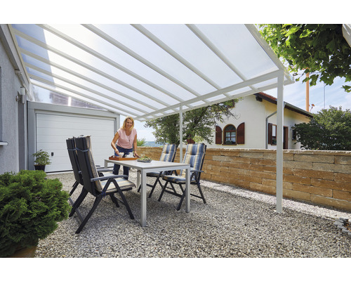 Toit de terrasse avec table, chaises et femme dans le jardin