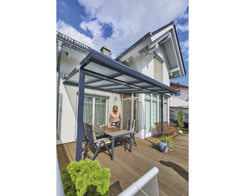 Terrasse mit Terrassenüberdachung, Tisch und Stühlen vor einem Wohnhaus