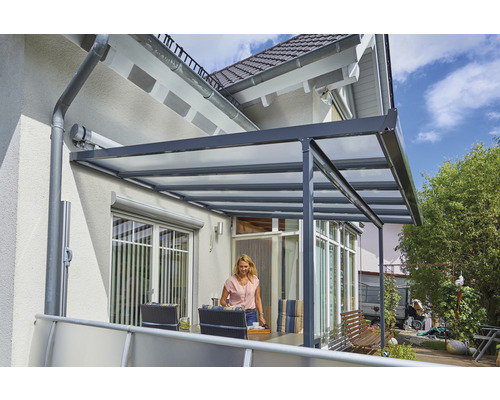 Terrassenüberdachung mit Frau auf einer Terrasse