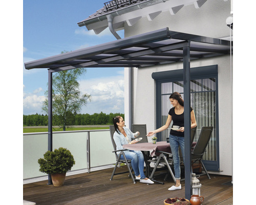 Terrasse mit Überdachung, Tisch und zwei Frauen