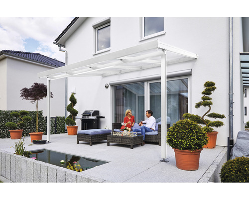 Terrasse mit Terrassenüberdachung, Sitzgruppe und Teichanlage an einem Wohnhaus