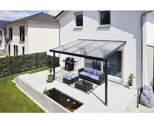 Terrasse avec barbecue, coin salon et abri