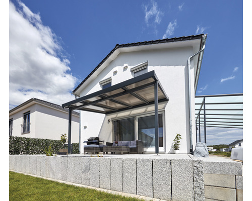 Terrasse avec auvent de terrasse sur la maison