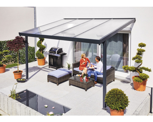Terrasse avec toit de terrasse, mobilier de jardin, barbecue et bassin
