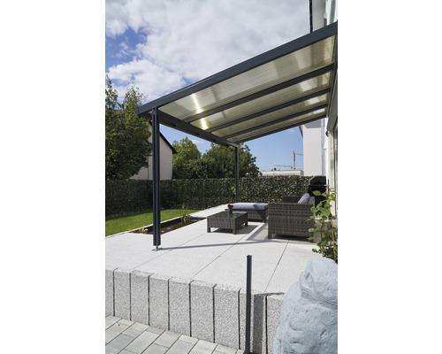 Terrasse avec toit de terrasse et mobilier de jardin