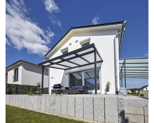 Maison moderne avec terrasse, mobilier de jardin et auvent