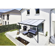 Terrasse mit Terrassenüberdachung, Gartenmöbeln, Grill und Teich