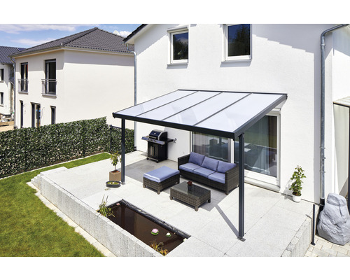 Terrasse avec toit de terrasse, mobilier de jardin, barbecue et bassin