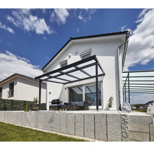 Terrasse mit Terrassenüberdachung und Gartenmöbeln neben einem Haus