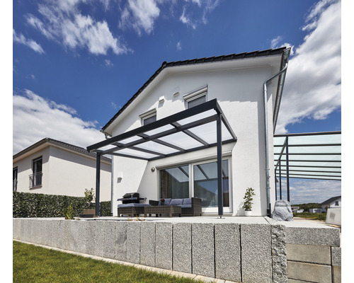 Terrasse avec auvent de terrasse et mobilier de jardin à côté d''une maison