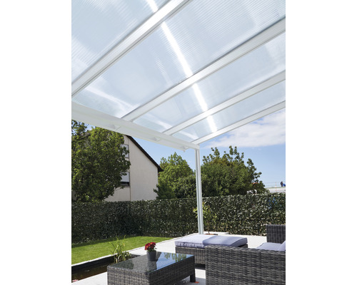 Terrasse avec toit en matériau transparent et cadres blancs