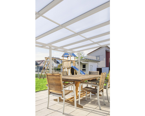 Terrasse avec auvent, table de jardin et chaises