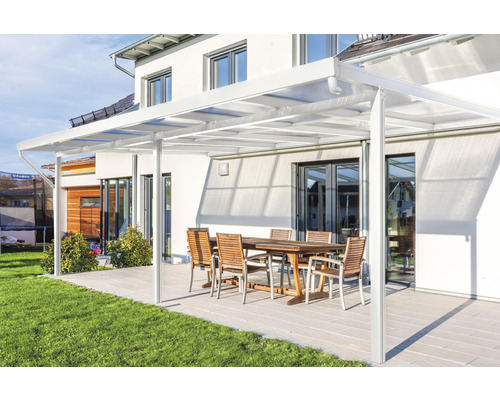 Toiture de terrasse gutta Premium polycarbonate transparent 611 x 306 cm blanc Terrasse couverte avec mobilier de jardin devant une maison