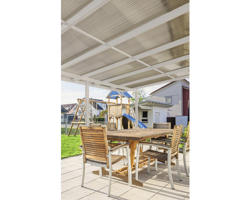 Toit de terrasse avec mobilier de jardin et aire de jeux en arrière-plan