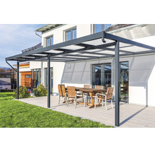Pergola de terrasse avec table à manger et chaises dans le jardin