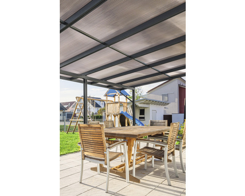 Toiture de terrasse gutta Premium polycarbonate bronze 712 x 306 cm anthracite Terrasse couverte avec table à manger et chaises dans le jardin