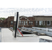 Geöffnetes Dachfenster auf einem Dach