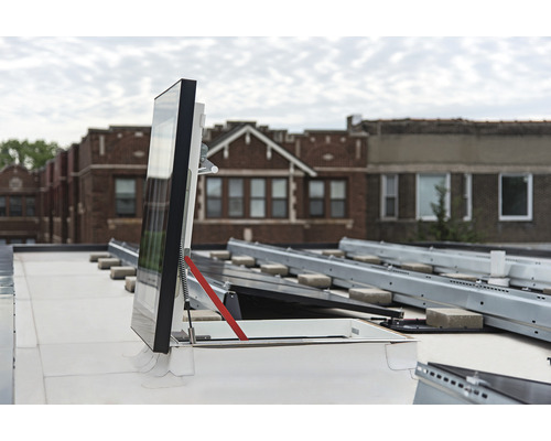 Geöffnetes Dachfenster auf einem Dach