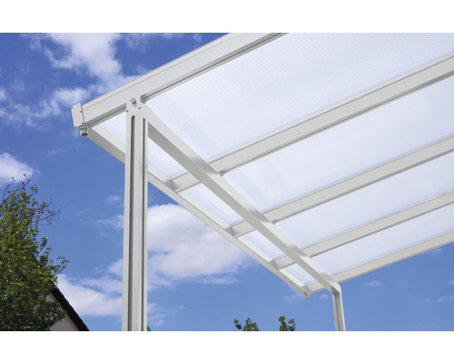 Vue détaillée d''un toit de terrasse avec cadre en aluminium et plaques en polycarbonate