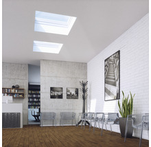 Warteraum mit Oberlichtern, transparenten Stühlen und Holzboden