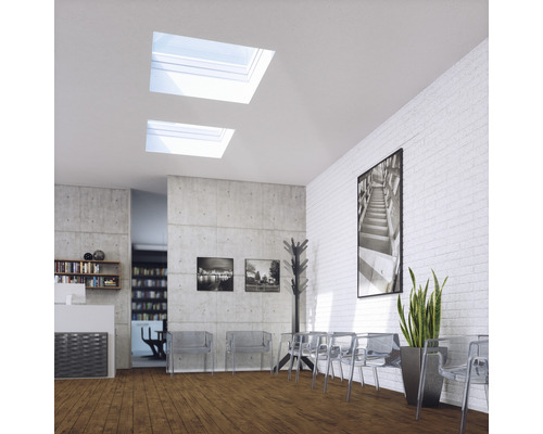 Warteraum mit Oberlichtern, transparenten Stühlen und Holzboden