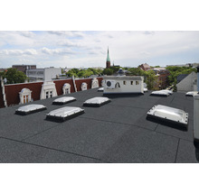 Flachdach mit Dachfenstern und Bitumenabdichtung in einer Stadt