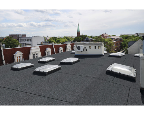 Flachdach mit Dachfenstern und Bitumenabdichtung in einer Stadt