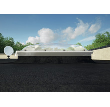 Dachfenster auf einem Dach mit Himmel im Hintergrund