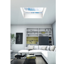 Modernes Wohnzimmer mit Dachfenster für Tageslicht