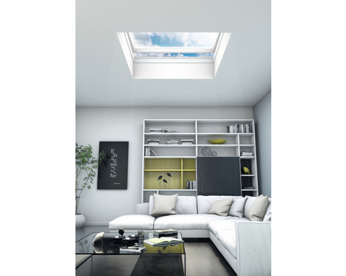 Modernes Wohnzimmer mit Dachfenster für Tageslicht