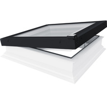 Dachfenster mit schwarzem Rahmen und weißem Sockel