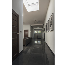 Heller Flur mit Dachfenster, dunklen Türen und Plattenboden