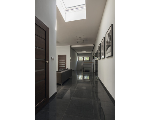 Heller Flur mit Dachfenster, dunklen Türen und Plattenboden