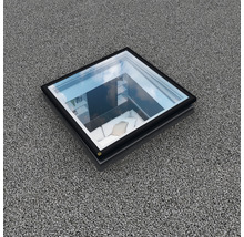 Quadratische Dachluke mit Blick auf ein darunterliegendes Zimmer