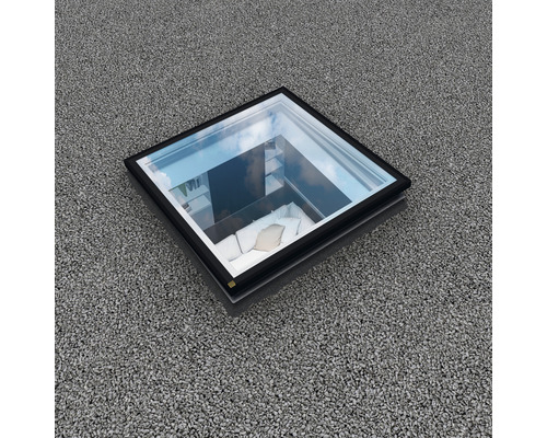 Quadratische Dachluke mit Blick auf ein darunterliegendes Zimmer