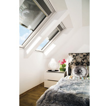 Schlafzimmer mit Dachfenstern, Bett und Nachttisch für Dachgeschosswohnung