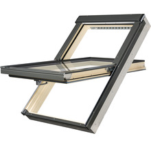 Geöffnetes Dachfenster mit Holzrahmen